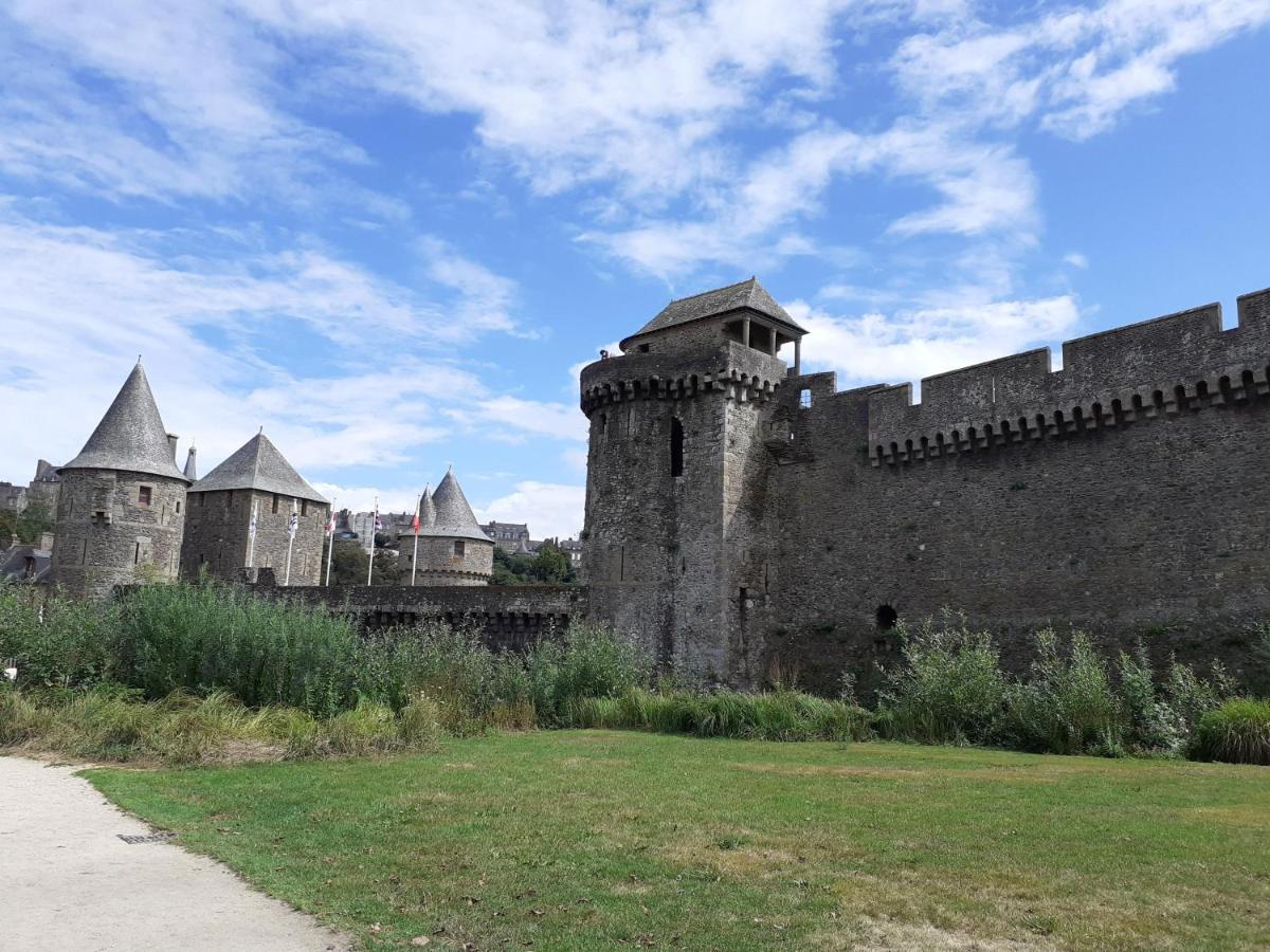 Les Touches Saint-Georges-de-Reintembault Exterior foto