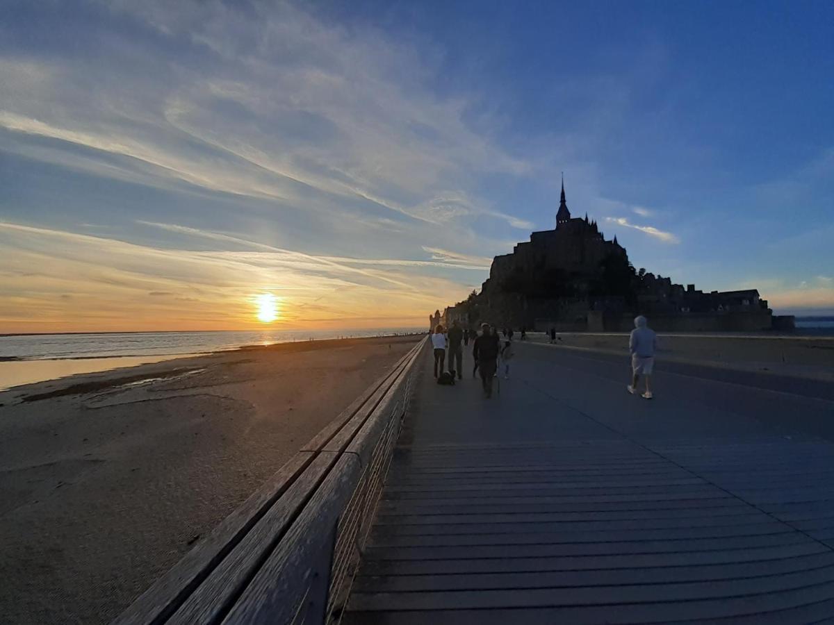 Les Touches Saint-Georges-de-Reintembault Exterior foto